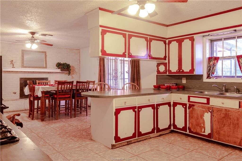 1009 W 18th St, Bryan, TX 77803